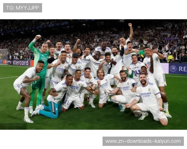 欧冠冠军奖杯巡回展抵达华沙，东欧球迷热情参与